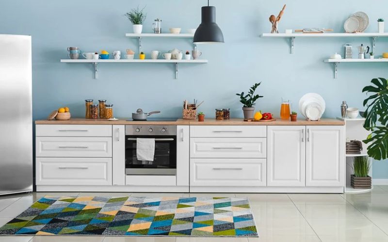 Sơn tường phòng bếp màu xanh nước biển tôn lên vẻ đẹp của nội thất trắng Phòng bếp màu xanh nước biển tôn lên vẻ đẹp của nội thất trắng