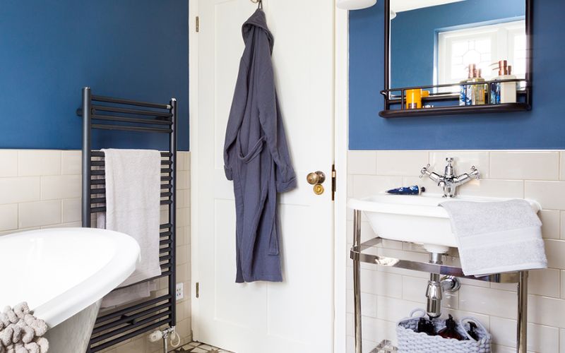 Mẫu phòng tắm màu xanh nước biển phối trắng Mẫu phòng tắm màu xanh nước biển kết hợp màu trắng