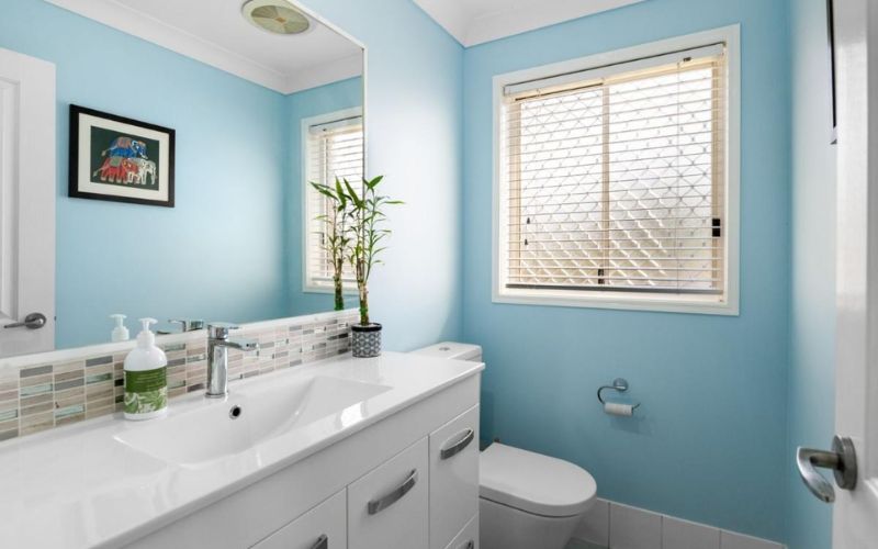 Không gian phòng tắm sạch sẽ khi sơn màu xanh nước biển Không gian phòng tắm sạch sẽ khi sơn màu xanh nước biển