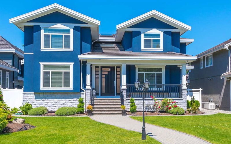 Ngôi nhà nổi bật khi sơn màu xanh nước biển Ngôi nhà nổi bật khi sơn màu xanh nước biển