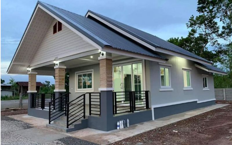 Sơn mặt tiền phối màu xám xanh đậm, nhạt mang đến vẻ đẹp hiện đại, sang trọng cho ngôi nhà