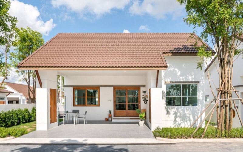 Sơn nhà cấp 4 màu trắng sứ dễ dàng phối với nhiều màu mái nhà khác nhau