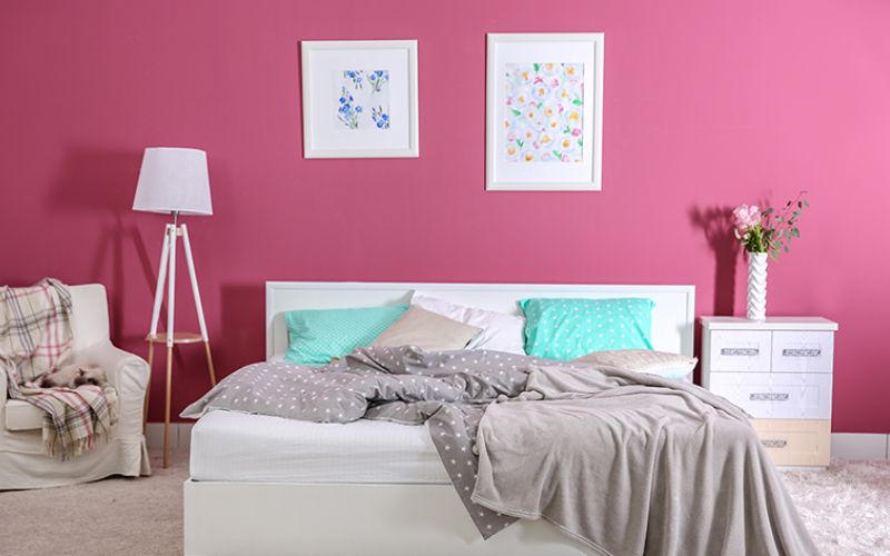 Phòng ngủ sơn màu hồng đậm mang đến không gian nghỉ ngơi ấm áp