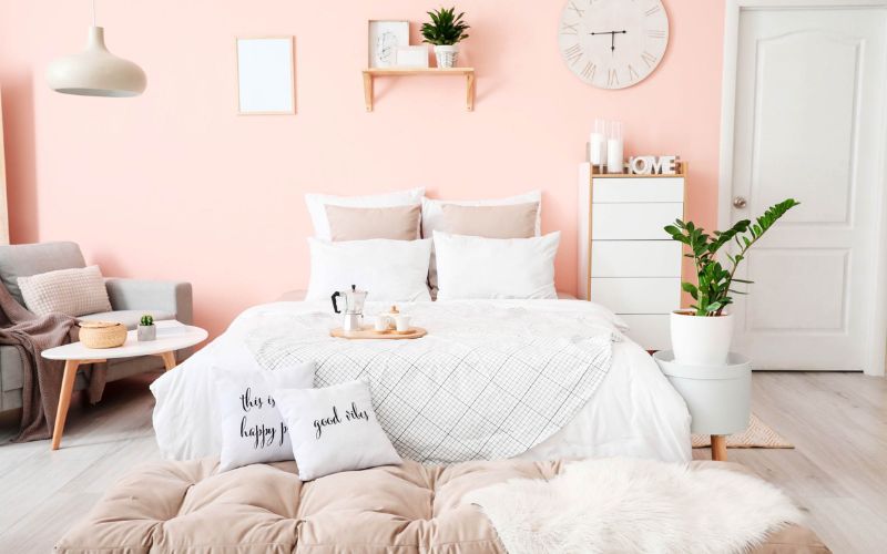 Nội thất trắng góp phần mang đến không gian phòng ngủ hồng đào tinh tế, độc đáo