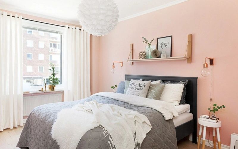 Phòng ngủ sơn màu hồng đào đơn giản