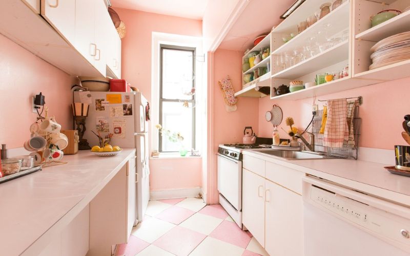 Không gian phòng bếp tươi mới khi sơn màu hồng phấn nhạt