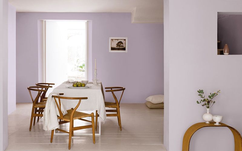 Màu hồng tím nhạt mang đến cảm giác thanh lịch khi sơn ở phòng bếp