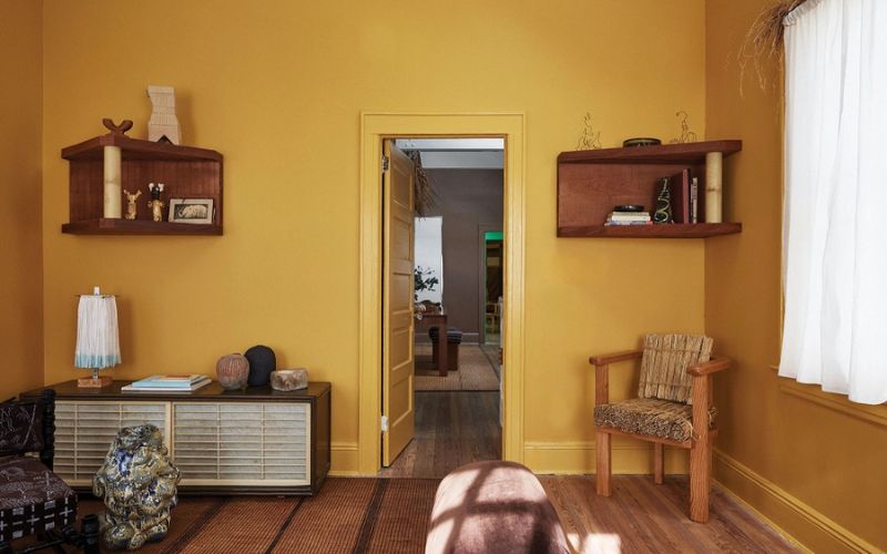 Nội thất gỗ rất thích hợp với không gian sơn tường màu vàng đất Nội thất gỗ rất thích hợp với không gian sơn tường màu vàng đất