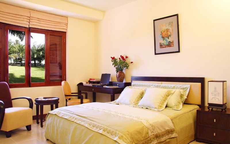 Phòng ngủ sơn màu vàng kem nhạt mang đến không gian tươi sáng Phòng ngủ sơn màu vàng kem nhạt mang đến không gian tươi sáng