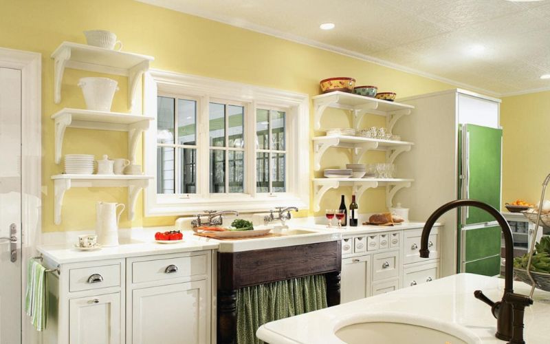 Sơn màu vàng lông gà con giúp phòng bếp rộng rãi hơn Sơn màu vàng lông gà con giúp phòng bếp rộng rãi hơn