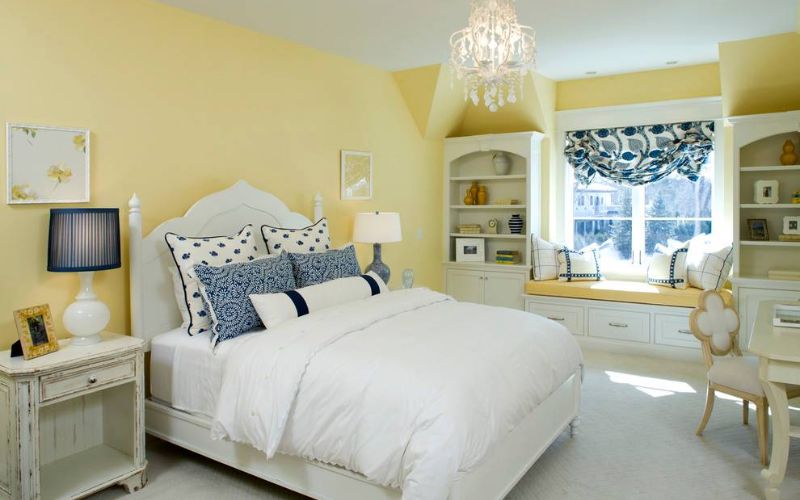 Nội thất trắng kếp hợp tường sơn màu vàng nhạt tạo sự hài hòa và độc đáo cho phòng ngủ Nội thất trắng kết hợp tường sơn màu vàng nhạt tạo sự hài hòa