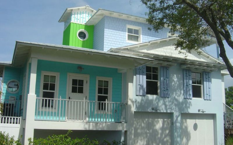 Mặt tiền ngôi nhà phối màu xanh ngọc, xanh dương, xanh lá đầy thu hút