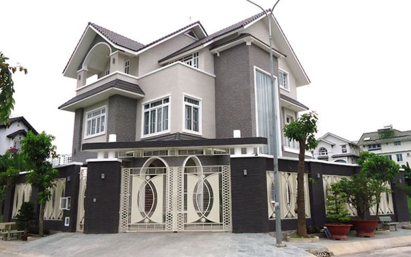 Phối mặt tiền màu ghi mang lại vẻ đẹp cuốn hút, nổi bật cho ngôi nhà