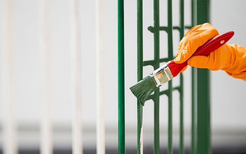 Dùng sơn dầu cửa sắt có tốt không?