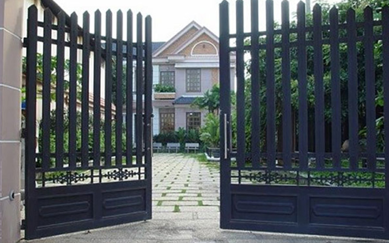 Cửa sắt màu đen mang đến sự huyền bí