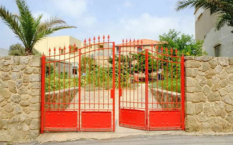 Cửa sắt màu đỏ thể hiện sự cá tính, mạnh mẽ