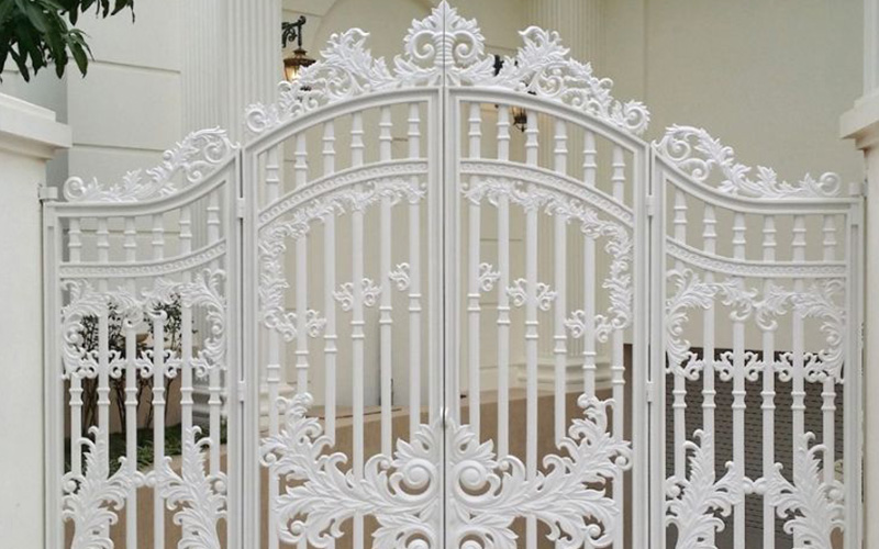 Cửa sắt màu trắng đẹp, sang trọng