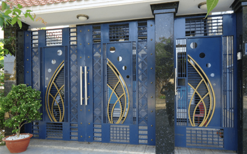 Cửa sắt màu xanh nước biển mang đến không gian yên bình