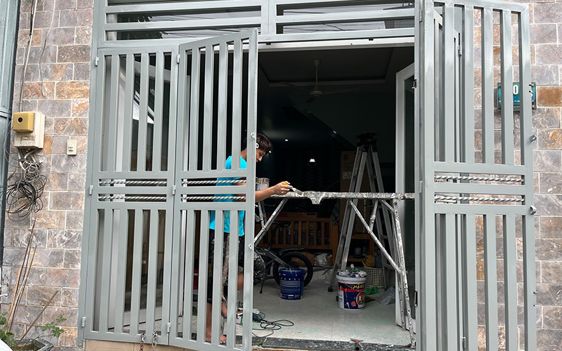 Bảng giá thi công sơn dầu cửa sắt tại TP.HCM