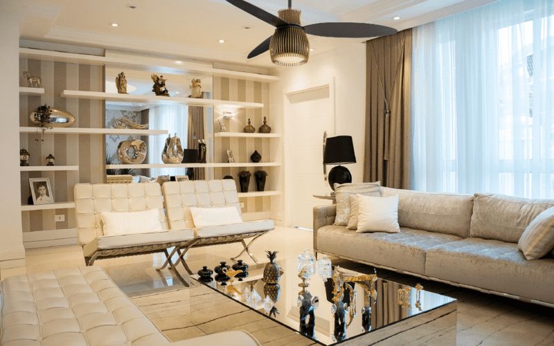 Phòng khách thiết kế trần thạch cao giật cấp có quạt trần hiện đại với đồ trang trí độc đáo