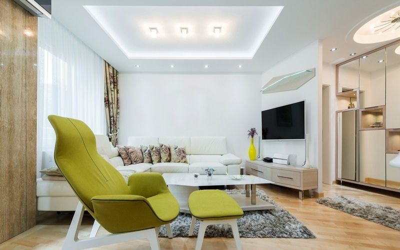 Sự kết hợp giữa màu sắc và ánh sáng của trần thạch cao hình vuông giúp phòng khách nổi bật, ấn tượng