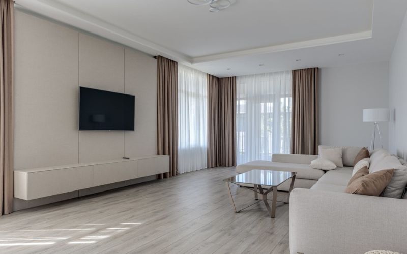 Mẫu phòng khách nhà ống thiết kế trần giật cấp gam màu trắng tinh tế, hiện đại