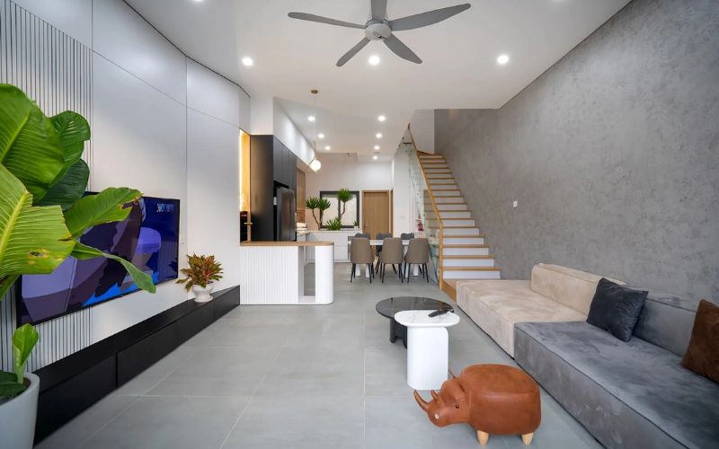 Mẫu trần thạch cao phòng khách 30m2 phẳng liền bếp đơn giản kết hợp quạt trần