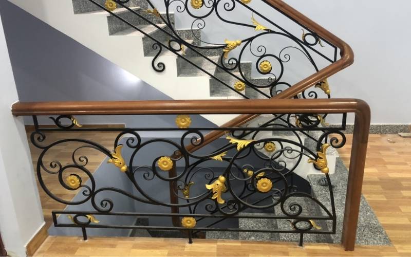 Lan can cầu thang bằng sắt uốn nghệ thuật