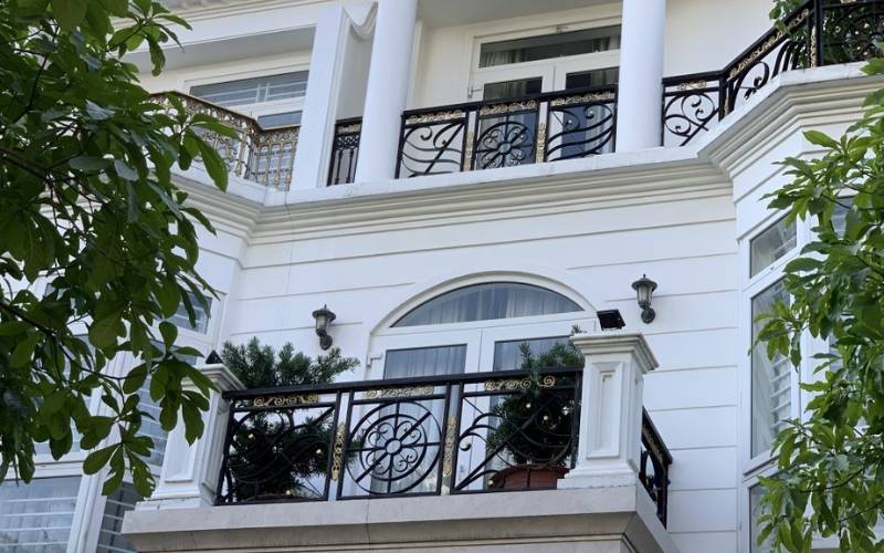 Lan can sắt mỹ thuật cổ điển thường có hai màu trắng và đen