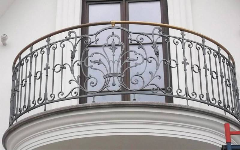 Mẫu lan can sắt uốn cổ điển đẹp, hiện đại