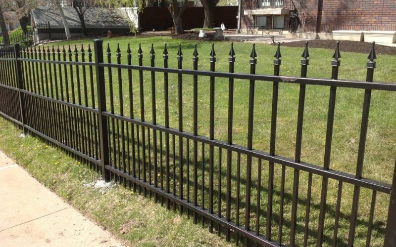 Mẫu hàng rào sắt đơn giản cho ngôi nhà có kiến trúc hiện đại