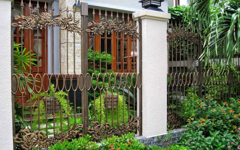 Hàng rào giúp bảo vệ và làm nổi bật cấu trúc ngôi nhà