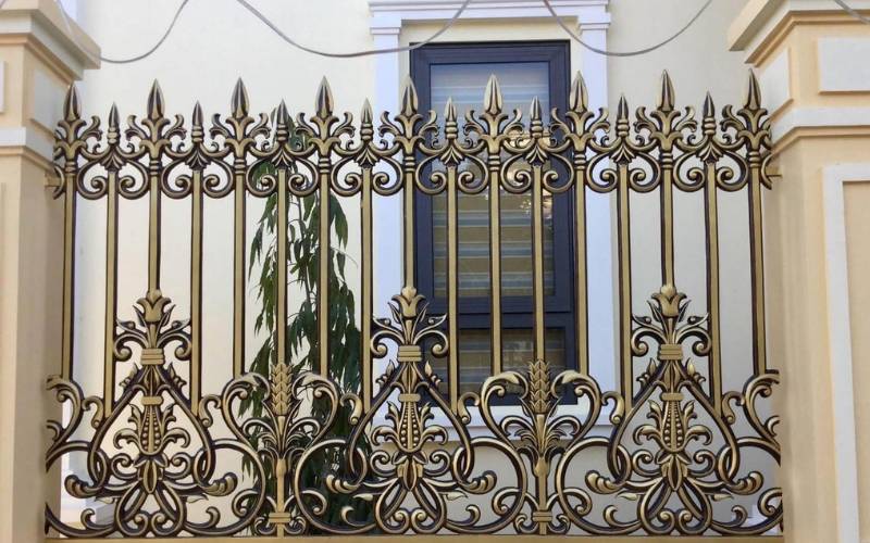 Hàng rào sắt uốn nghệ thuật với họa tiết tinh xảo