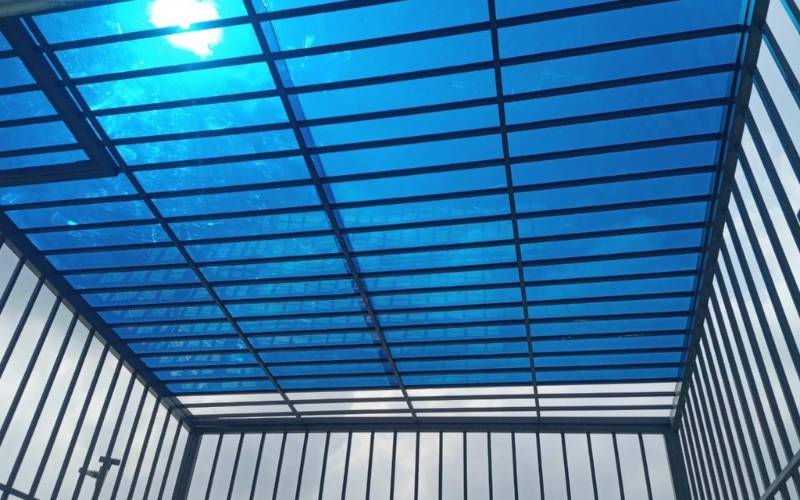 Gia chủ có thể lắp đặt thêm tấm che để giảm cường độ ánh nắng