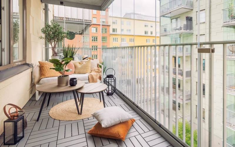 Khung sắt và mặt kính bảo vệ an toàn cho ban công chung cư