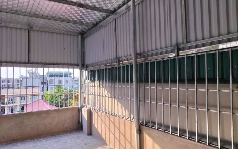 Lắp đặt thêm mái tôn giảm nhiệt giúp che chắn và làm mát không gian