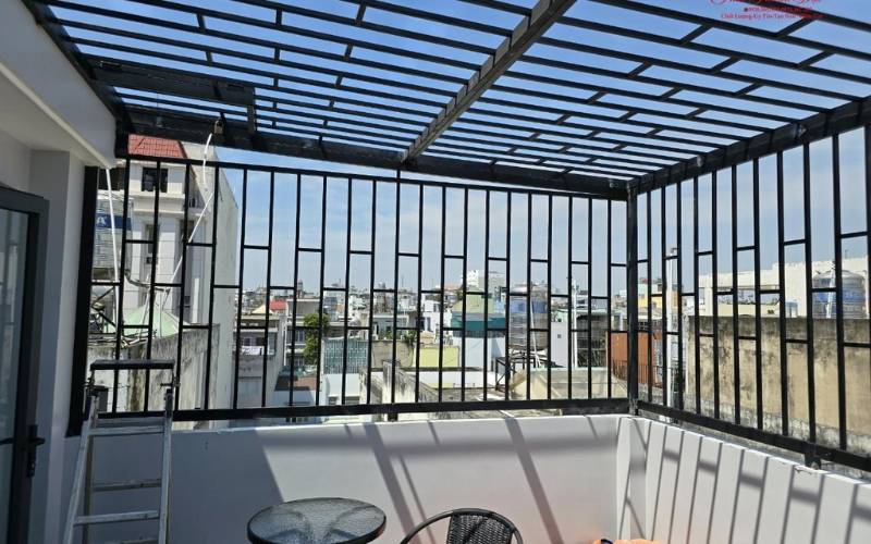 Tuy khung sắt được lắp đặt bao quanh nhưng vẫn giữ được độ thoáng
