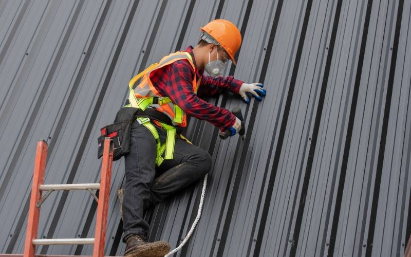 Thi công lắp đặt mái tôn bởi đội ngũ chuyên nghiệp