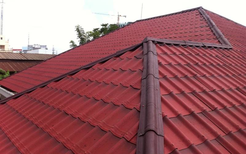 Mái tôn giả ngói giúp công trình chống lại tác động của thời tiết