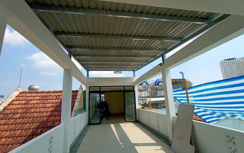 Lợp mái tôn che nắng mưa cho ban công tầng thượng