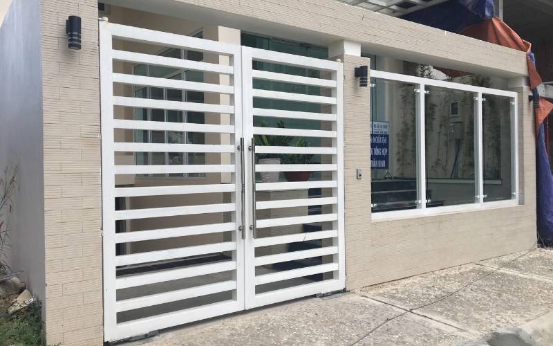 Kiểu cửa sắt đơn giản cho nhà cấp 4 hiện đại