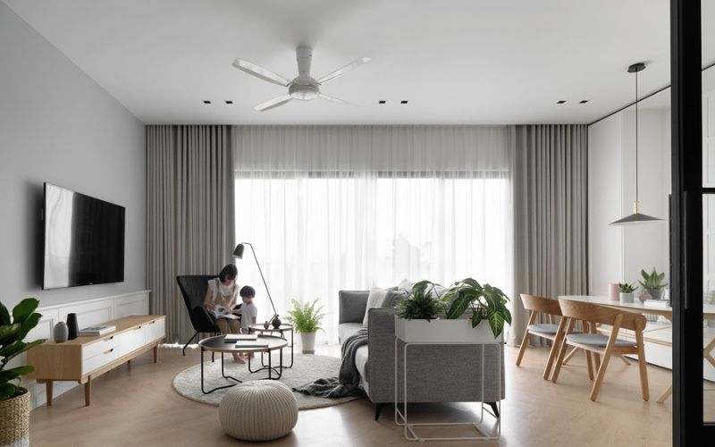 Trần phẳng phòng khách kết hợp quạt trần hiện đại
